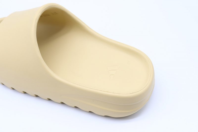 YEEZY SLIDE DESERT SAND