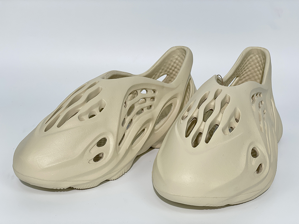 adidas Yeezy Foam RNNR Sand - Image 4