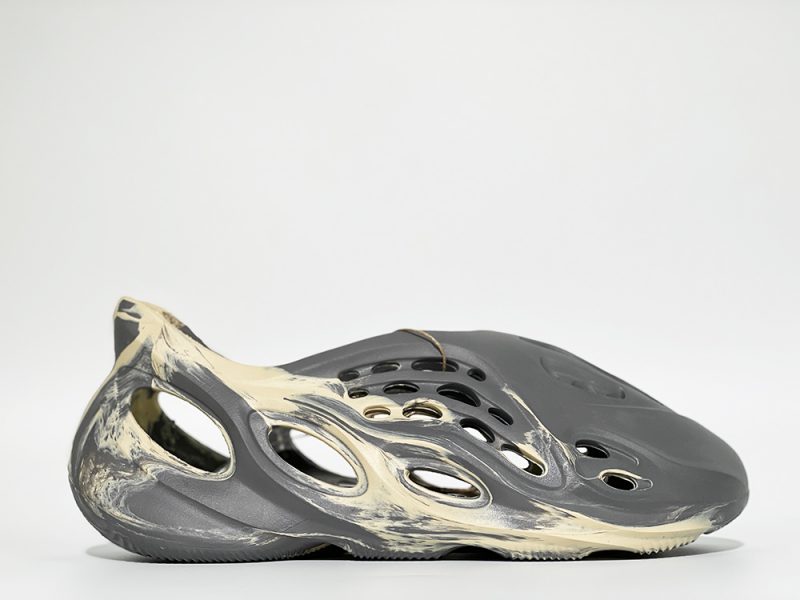 Yeezy Foam RNNR MXT Moon Gray - Image 3