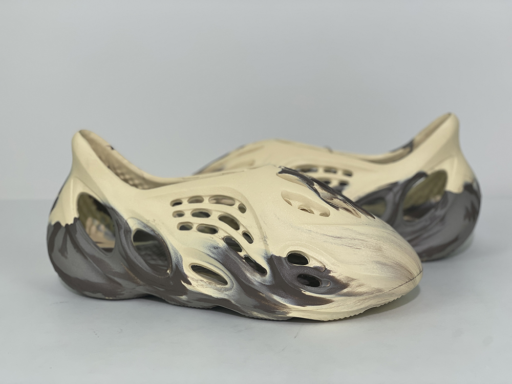 Yeezy Foam RNNR MX Cream Clay Reps - Image 2