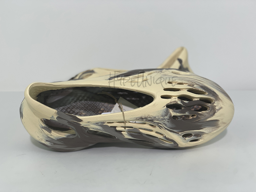 Yeezy Foam RNNR MX Cream Clay Reps - Image 3