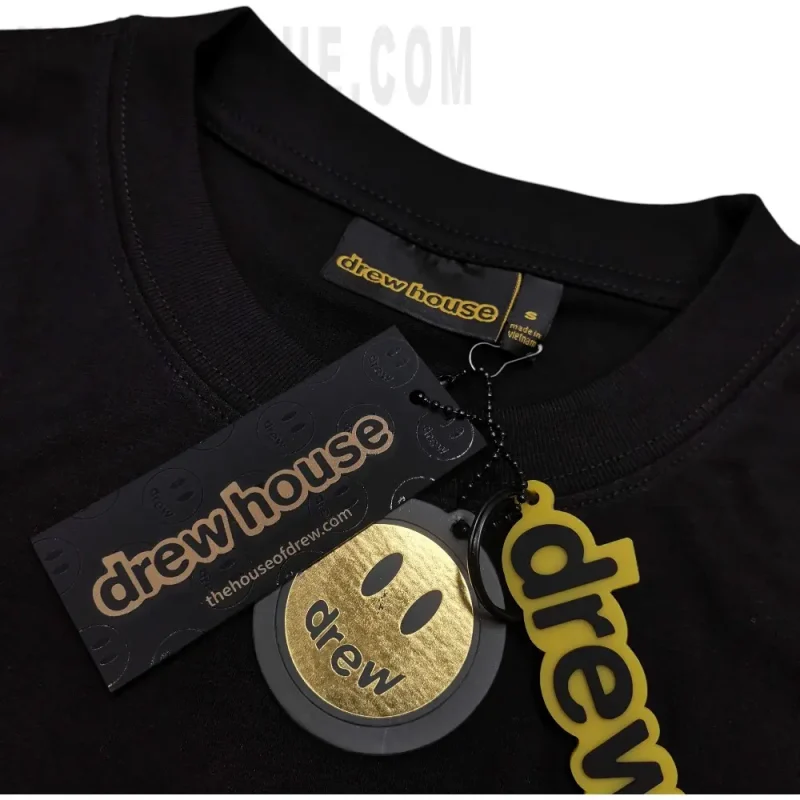 Close-up of the collar detail