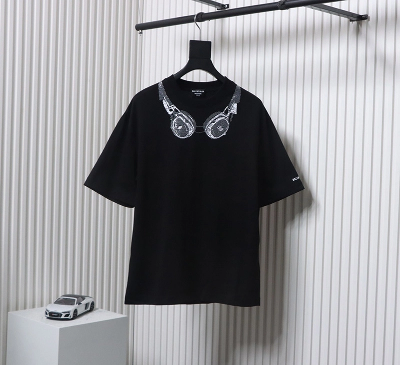 Drilled Earphones Logo Printed T-Shirt