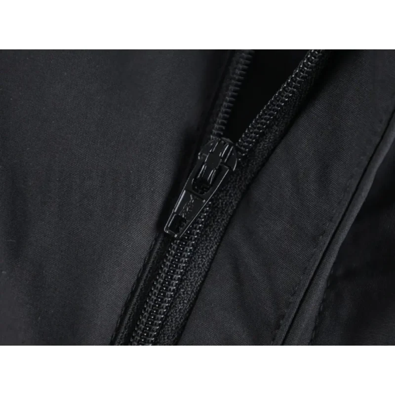 Zipper closure at the waistband of the shorts