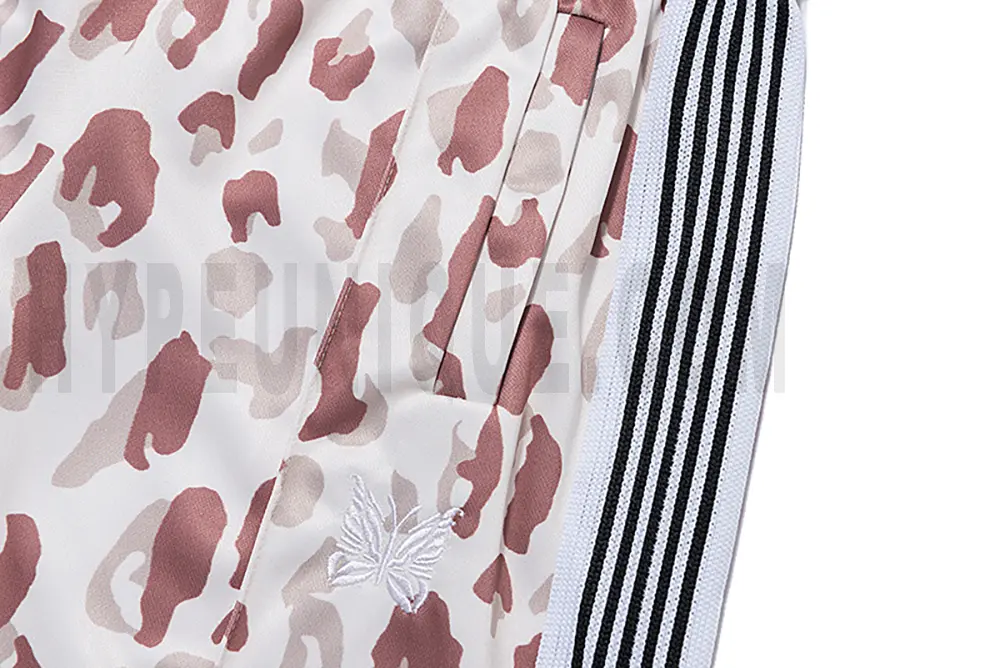 Side stripe detailing on pants.