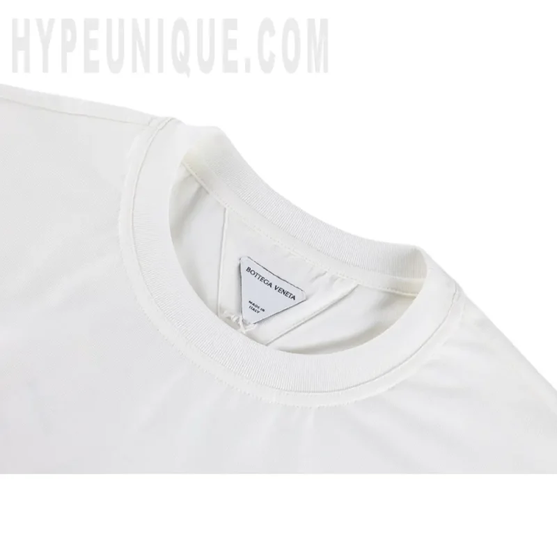 Close-up of the collar detail