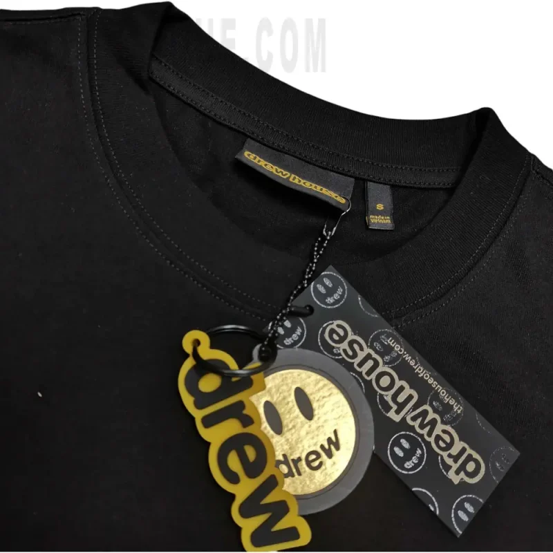 Close-up of the collar detail