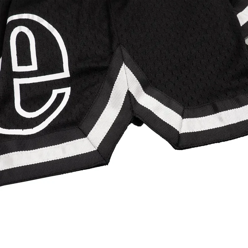 Precision-cut with wrinkle-resistant soft fabric.