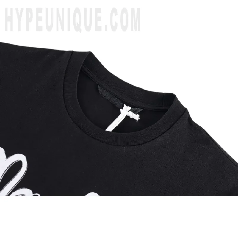 Close-up of the collar detail