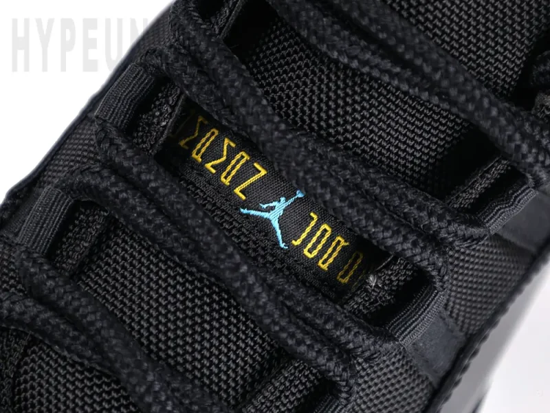 Woven label and logo on the tongue