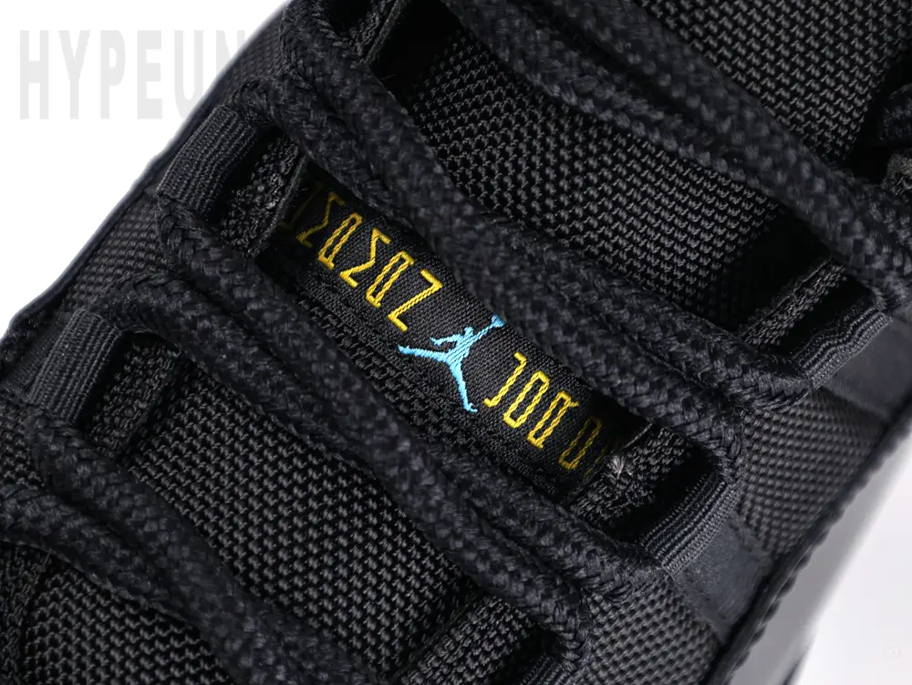 Woven label and logo on the tongue