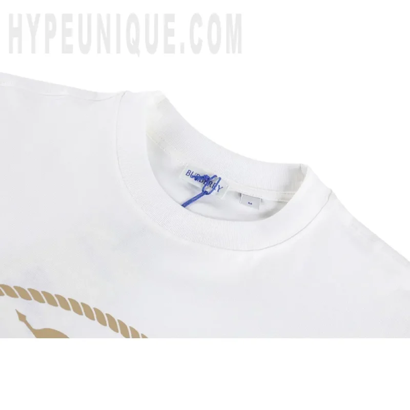 Close-up of the collar detail