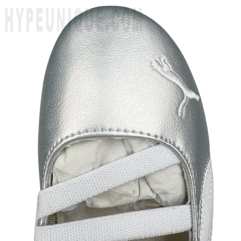 The right foot pair