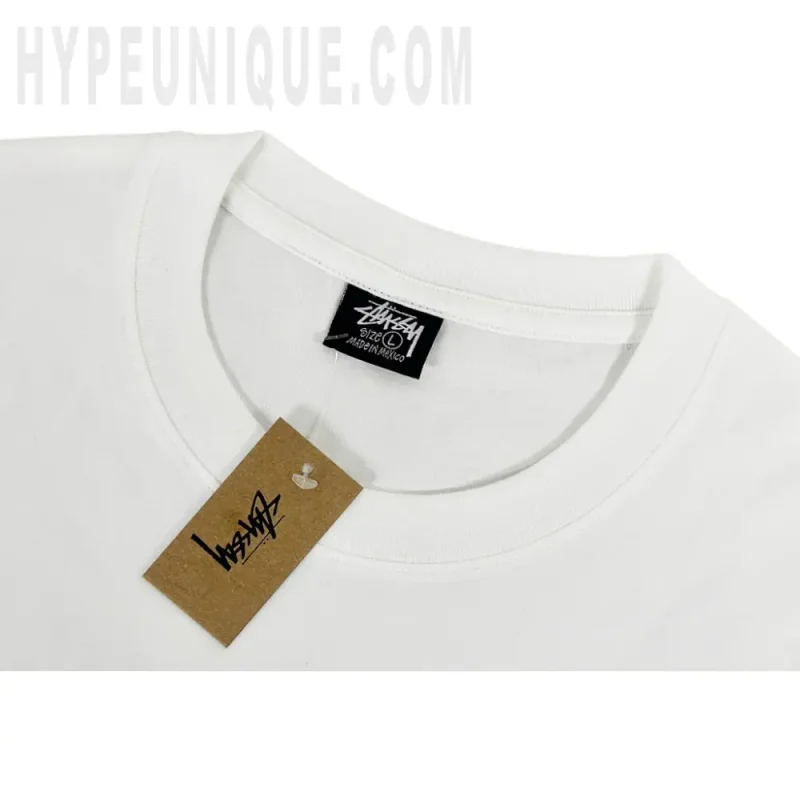 Close-up of the collar detail