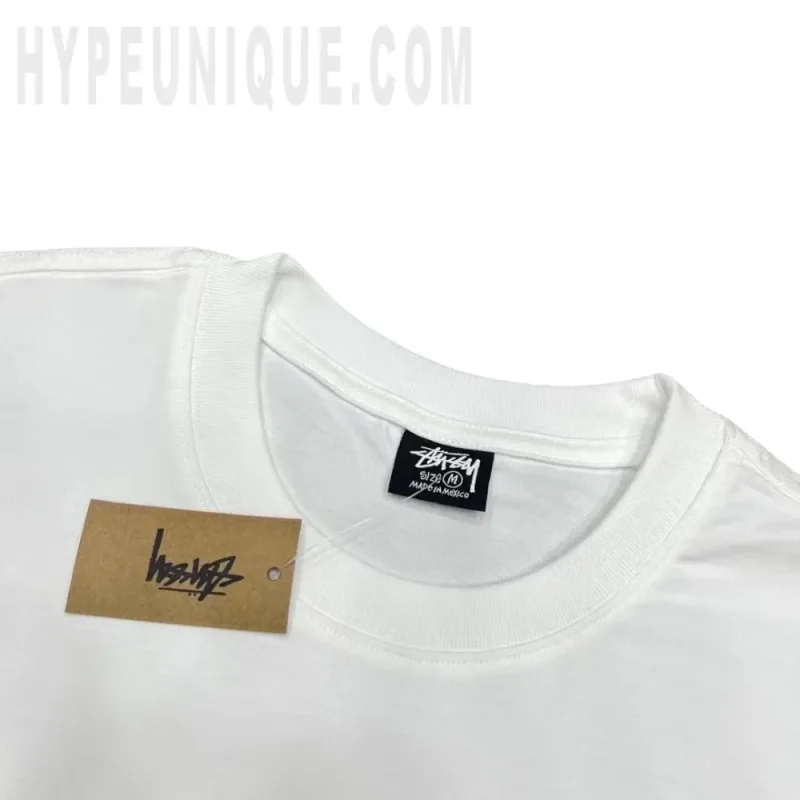 Close-up of the collar detail