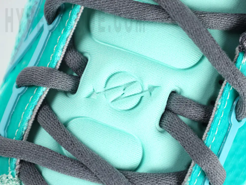 the gt logo on the blue otngue