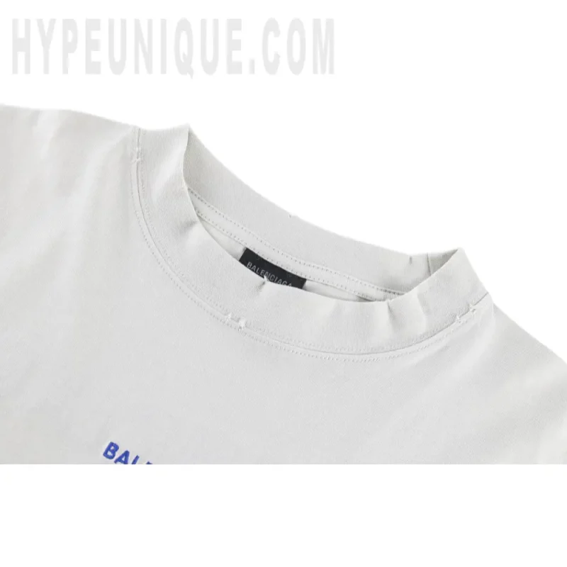 Close-up of the collar detail