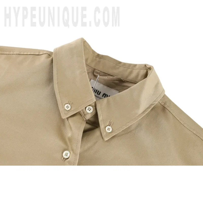 Close-up of the collar detail