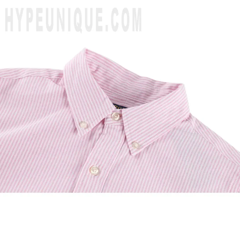 Close-up of the collar detail