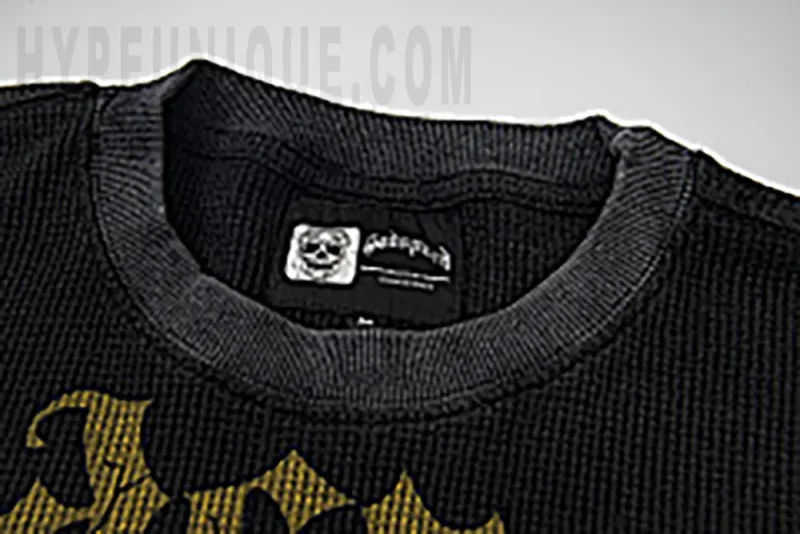 Close-up of the collar detail