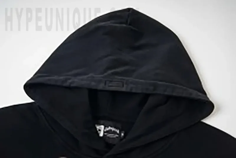 Close-up of the collar detail