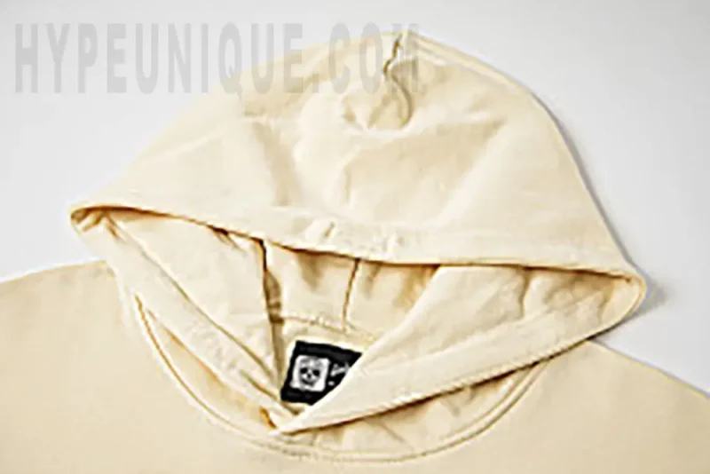 Close-up of the collar detail