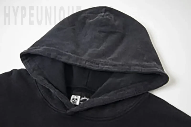 Close-up of the collar detail
