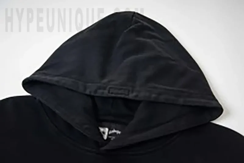 Close-up of the collar detail