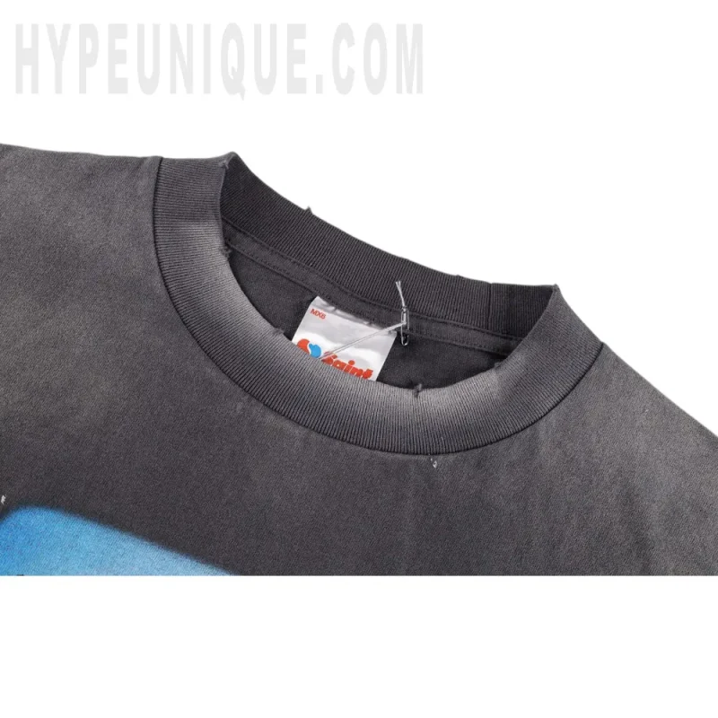 Close-up of the collar detail