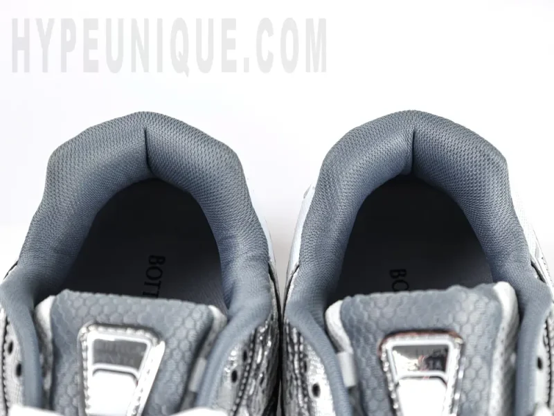 the dark gren shoe mouth