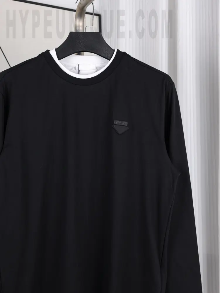 Details of the chest area of the Prd Long-sleeved Cotton T-shirt
