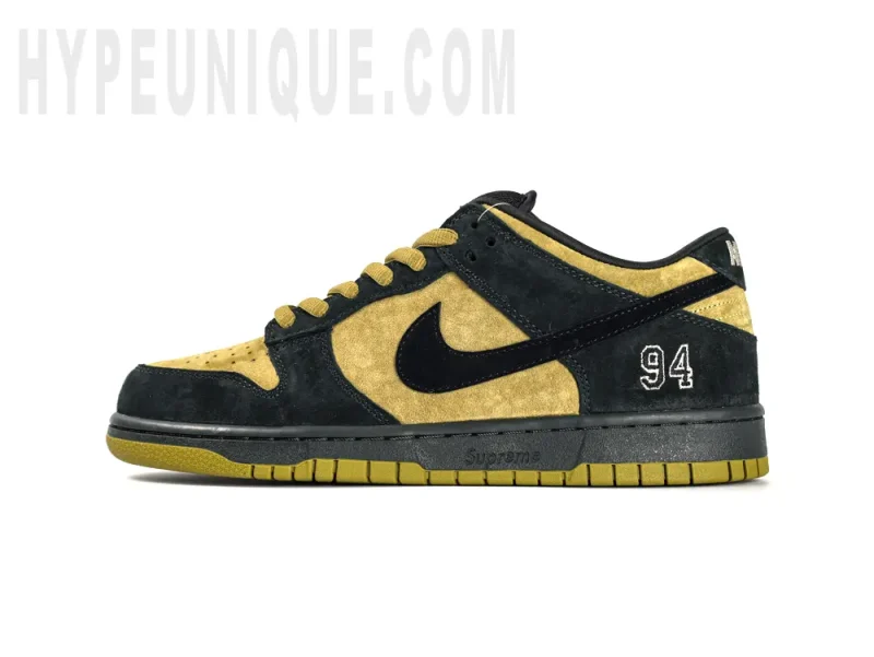 Front view of the lateral side of the left shoe of the Sup Dunk Low OG QS “Camper Green”