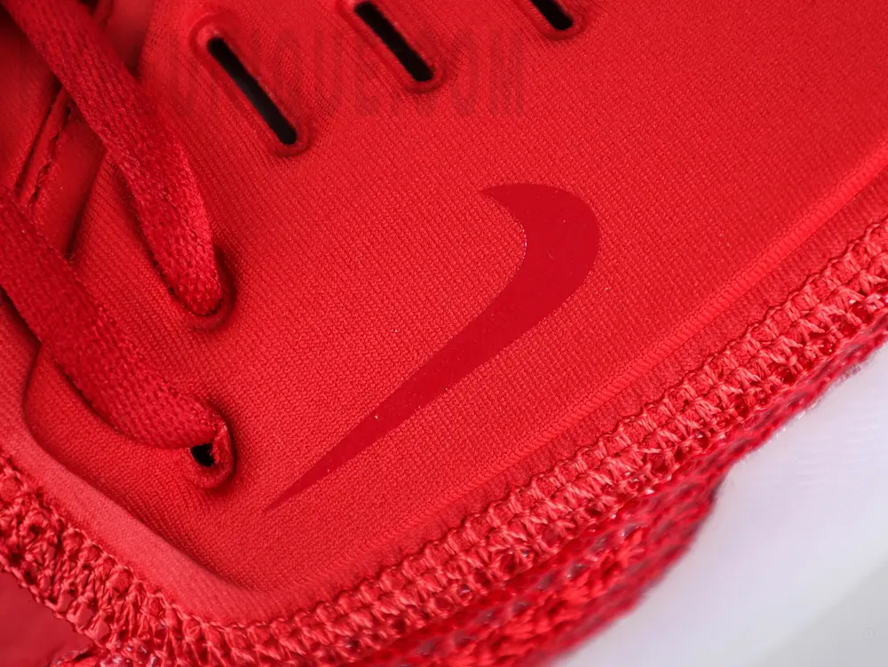 Red branding logo on the Zoom GT Cut TB ‘University Red’.