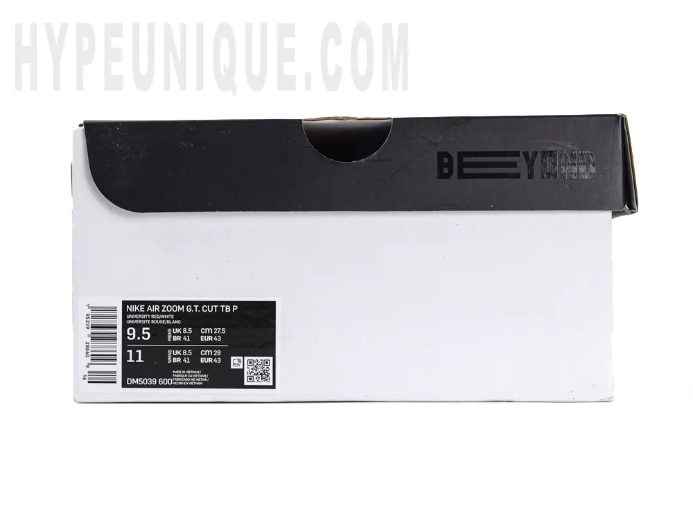 Side view of the Zoom GT Cut TB ‘University Red’ shoe box, featuring a black lid and white base as the main design elements.