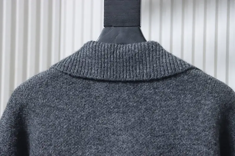 Neckline