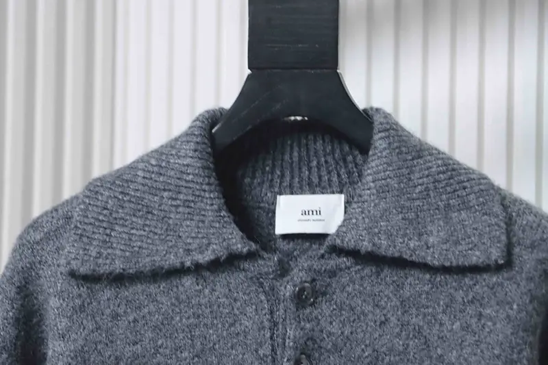 Neckline