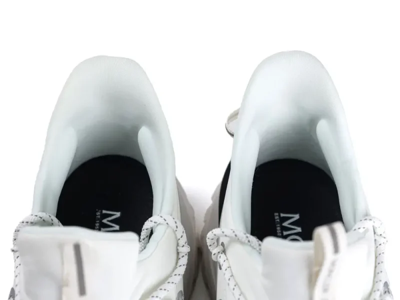 the white shoe mouth
