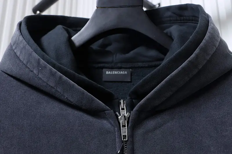 Neckline