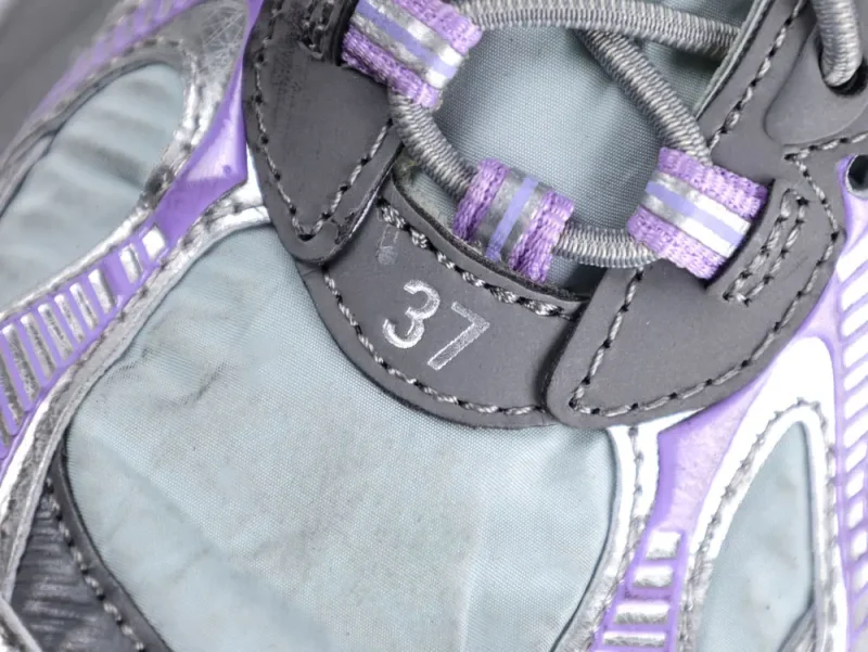 Size chart on the front of the shoe.
