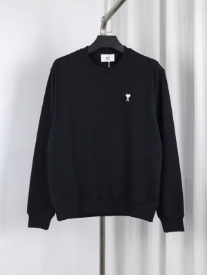 Sweatshirt with long sleeves, featuring a small white embroidered logo.