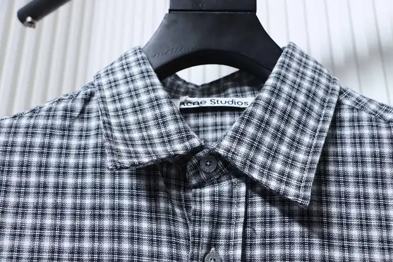 Neckline