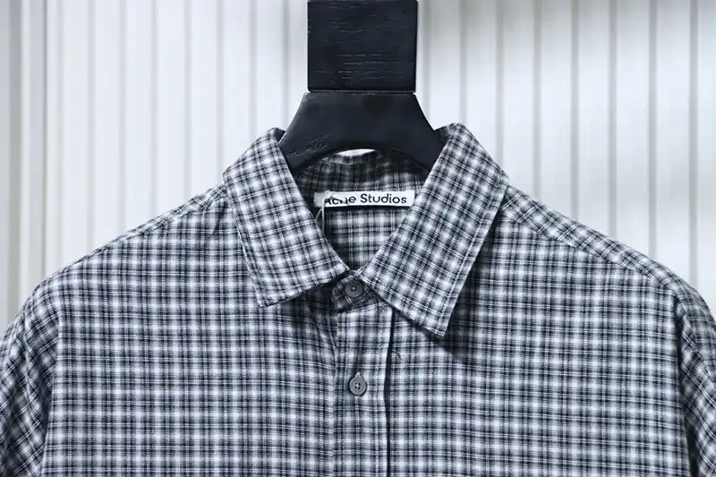 Neckline