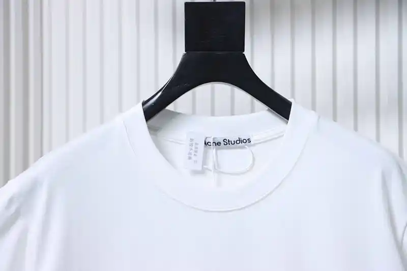 Neckline
