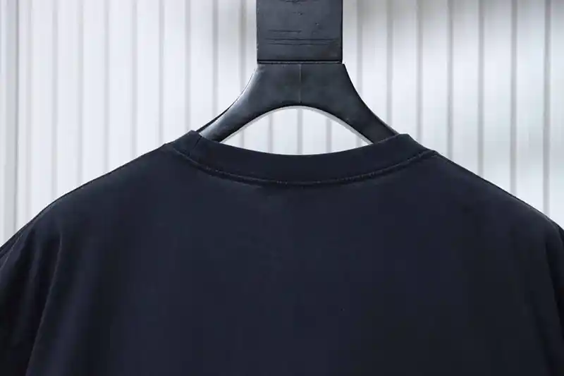 Neckline