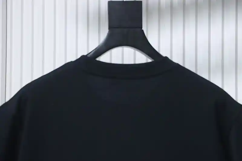 Neckline