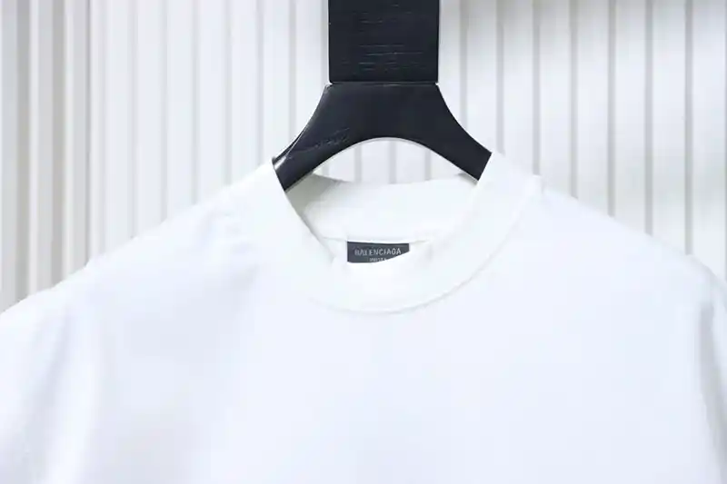Neckline