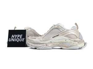 Beige sneakers with mesh and leather, featuring a textured white and beige sole.