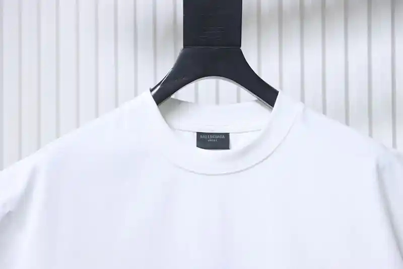 Neckline