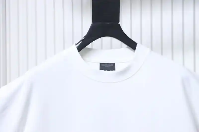 Neckline