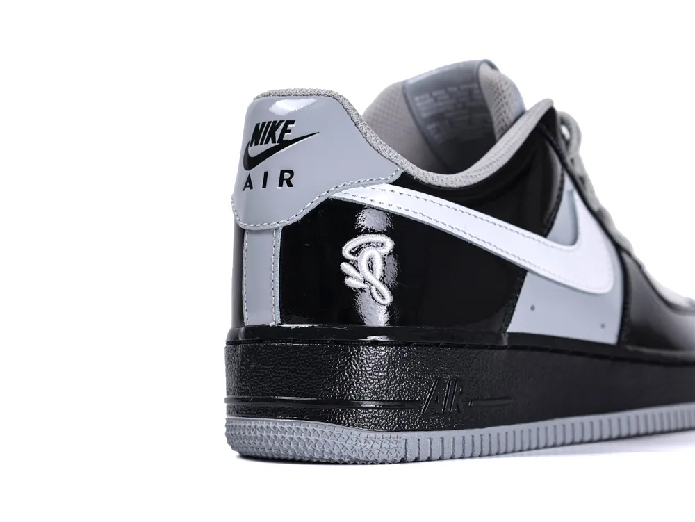Lateral heel view highlighting the Nike Air branding and the Syna World logo on glossy black leather.
